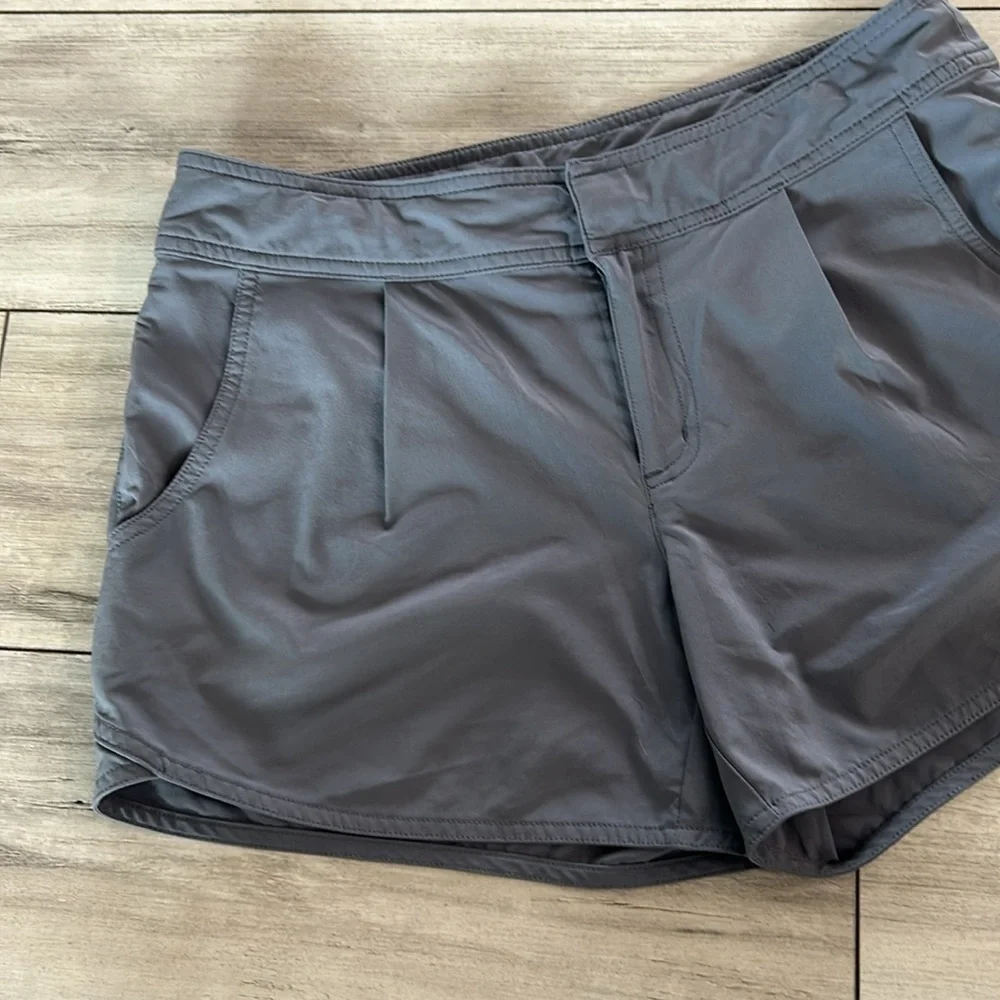 Athleta Gray Wahina Side Zip Back Pockets shorts size 4